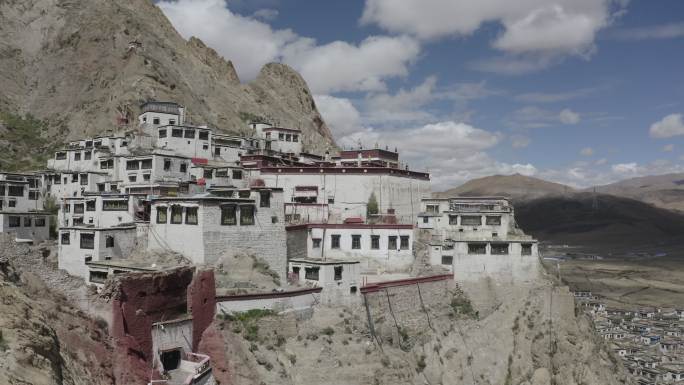 航拍西藏 大山上的房子