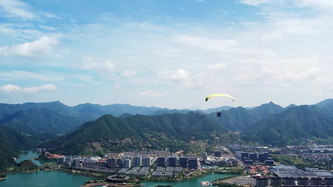 航拍千岛湖上空滑翔伞