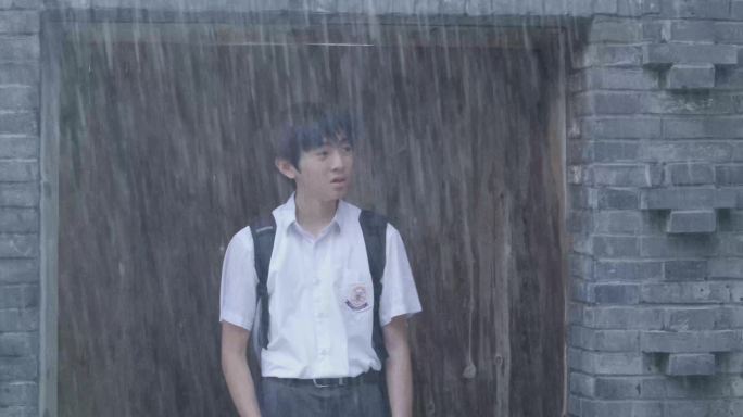 学生淋雨