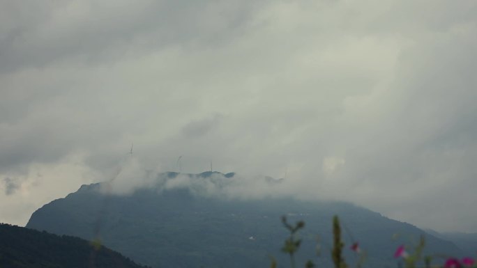 阴天的云和雨