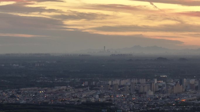 在平谷远眺北京城，航班绕过中国尊