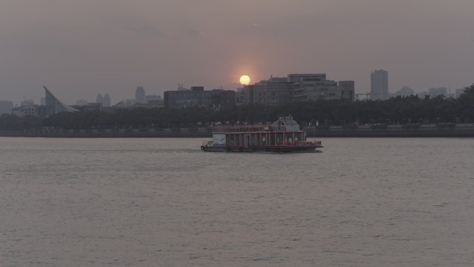 黄昏夕阳下的珠江风景和渡轮