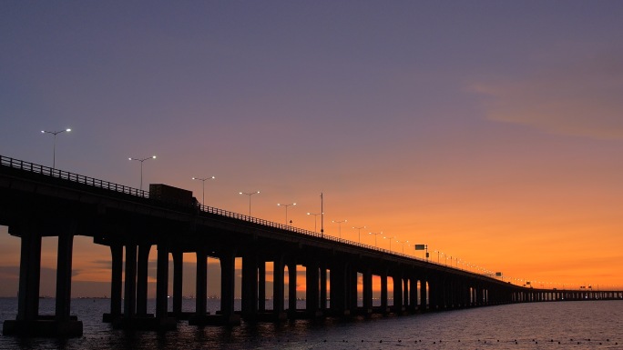 黄昏日落时的沿江高速跨海大桥城市交通