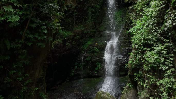桂林深山峡谷中的瀑布流水