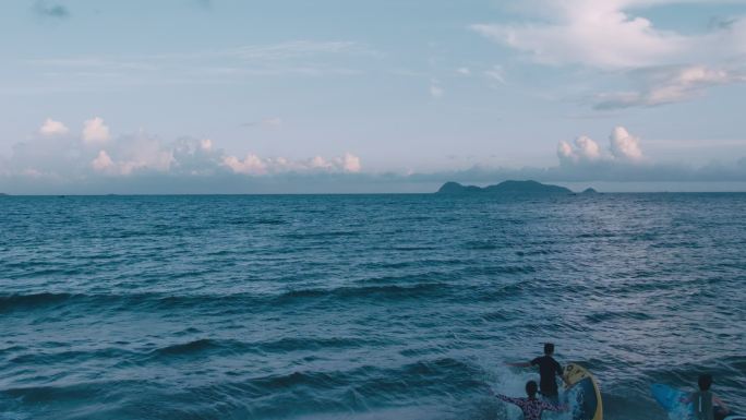 海边奔跑冲浪