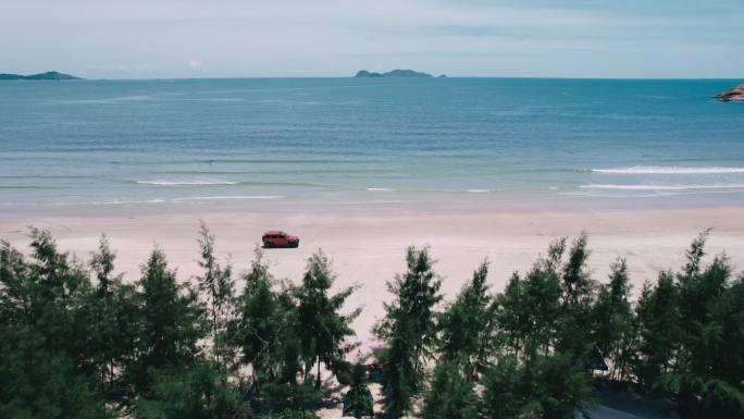 海边沙滩汽车行驶