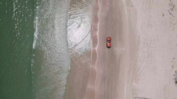 海边沙滩汽车行驶
