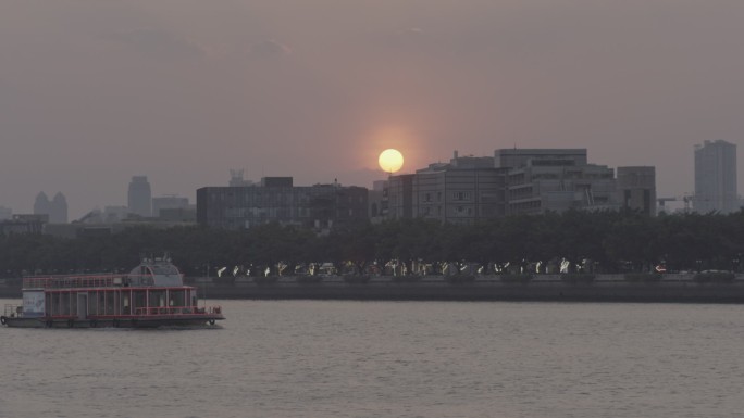 黄昏夕阳下波光粼粼的珠江水和渡轮