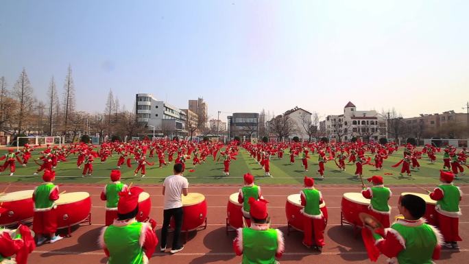 小学生学习安塞腰鼓