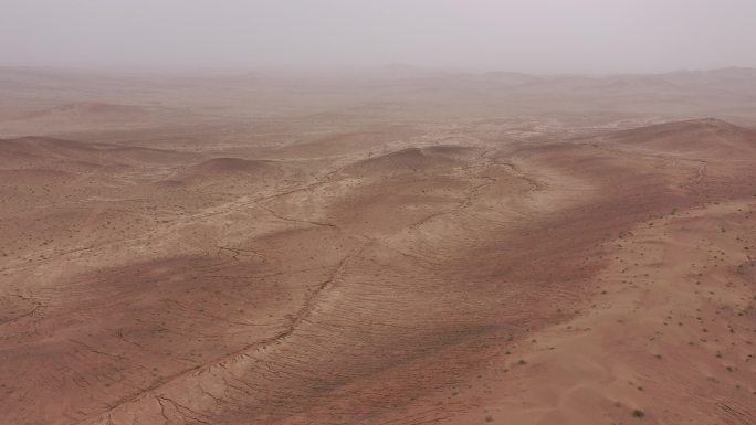 暴雨侵蚀过后沙漠荒滩
