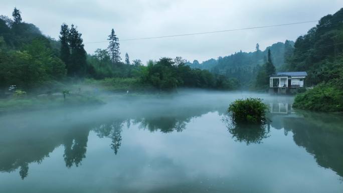 清晨湖面雾气