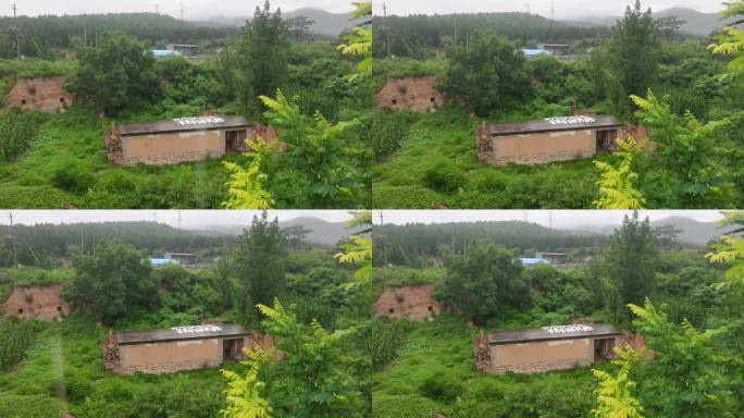 实拍雨天深山土墙老宅