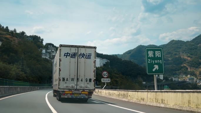 现代物流中通快递车