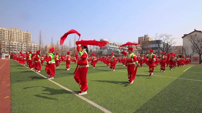 小学生学习安塞腰鼓