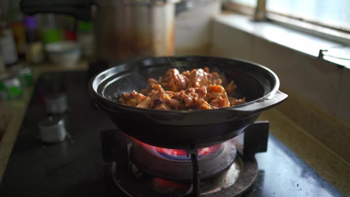 一位厨师在制作美味的啫啫煲沙姜鸡