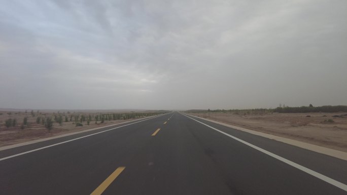 傍晚扬沙天气沙漠公路行车记录