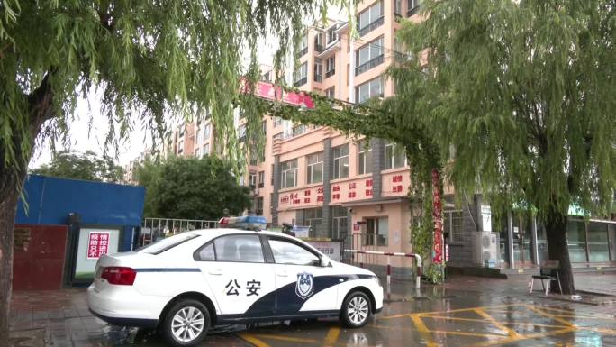 下雨天警察冒雨值守在疫情封控小区门口