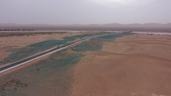 沙漠河流旁公路沙尘暴