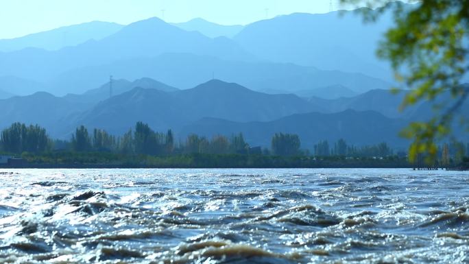 黄河与山脉蓝天