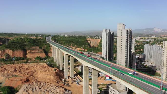 跨河高架大桥消防车行驶