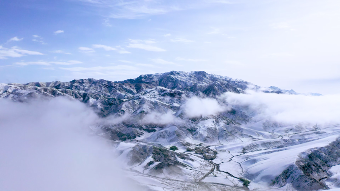 航拍雪山 云层 山谷