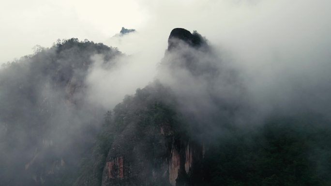 深山奇峰云雾缭绕航拍