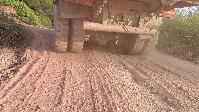 石方运输运输过程运泥车过程自卸车爬坡