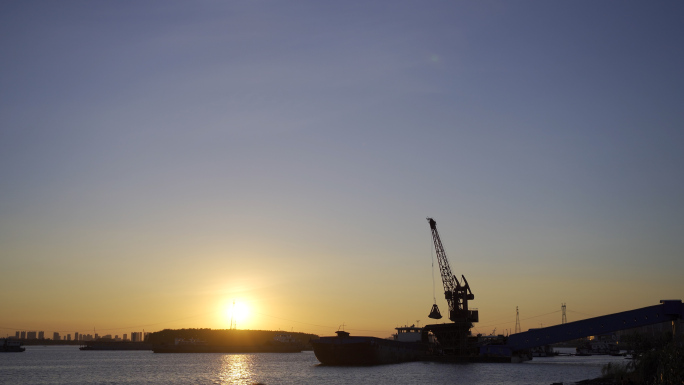 湘江长沙港集装箱货轮河水夕阳