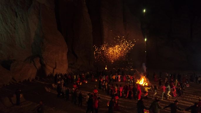 航拍篝火晚会