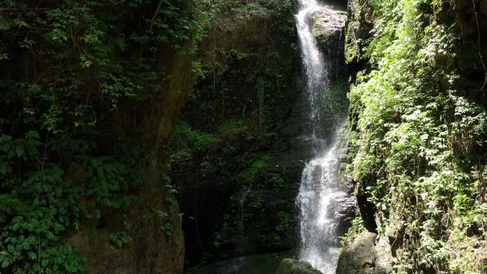 桂林深山峡谷中的瀑布流水