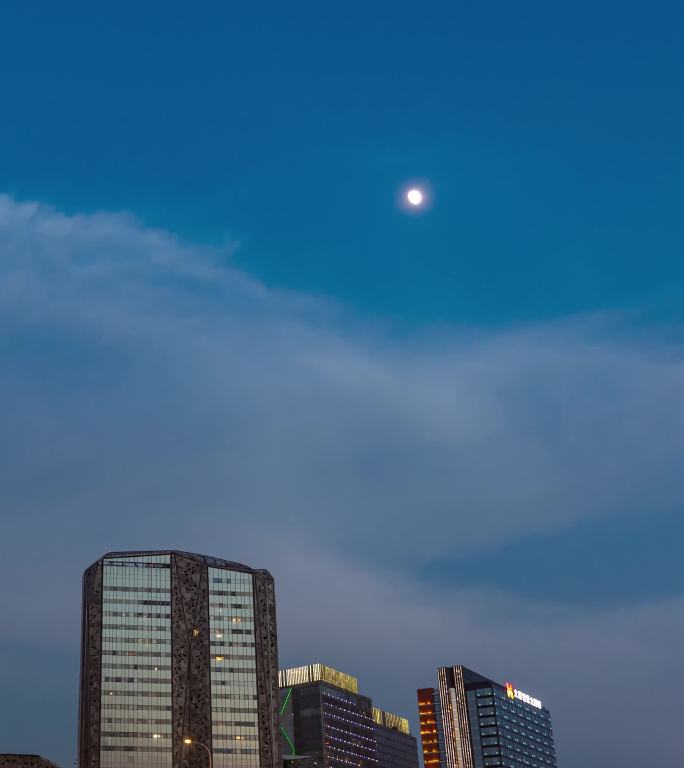 城市建筑交通城市夜空月亮升起竖版延时竖屏