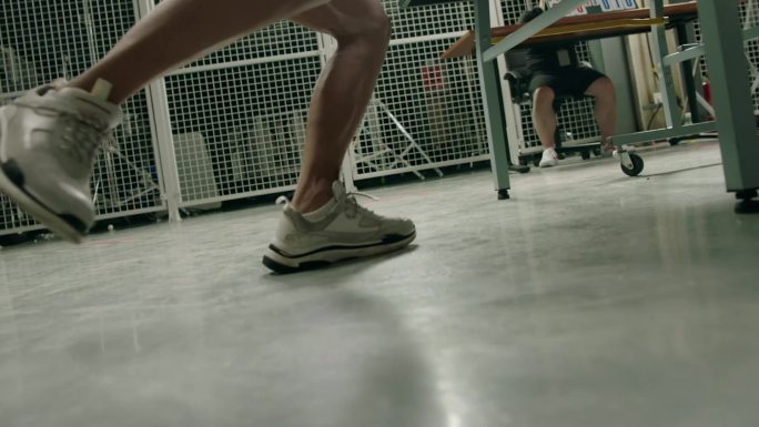 男子乒乓球对打 激烈比赛场景