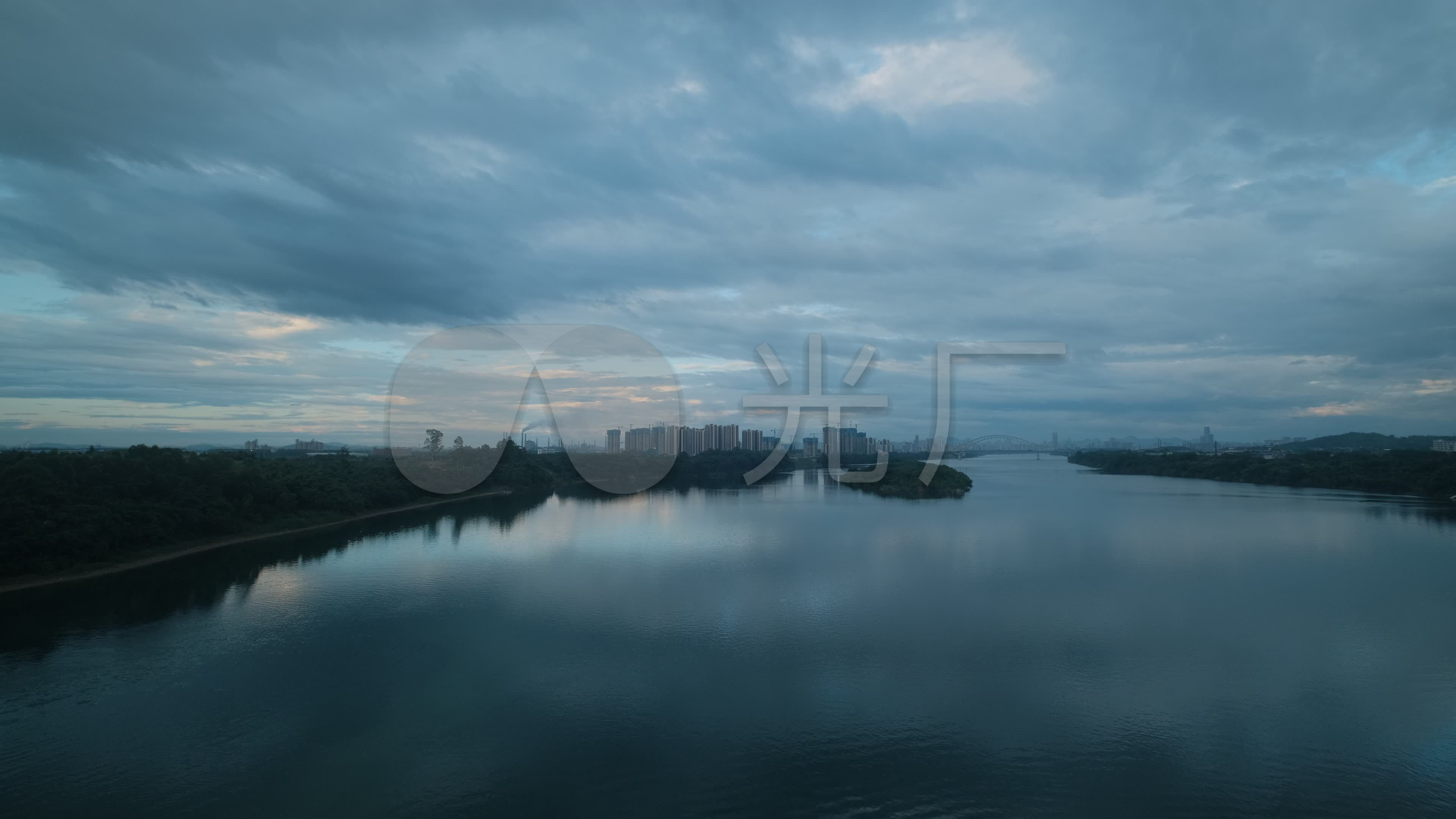 隔着車窗玻璃凌晨下雨的高速路服務區圖片素材-JPG圖片尺寸3968 × 2976px-高清圖案500828387-zh.lovepik.com