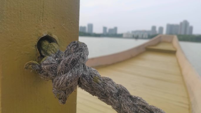 实拍景区湖水船岸边素材