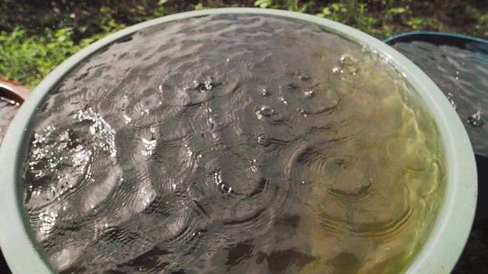 悬崖慢水滴收集雨水