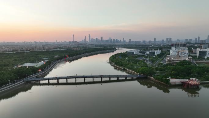 航拍霞映衬得江面和桥梁远眺广州是中心建筑