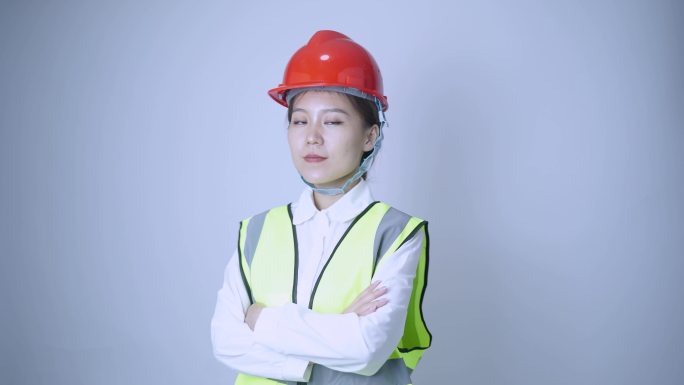 带着安全帽的年轻女性工程师形象