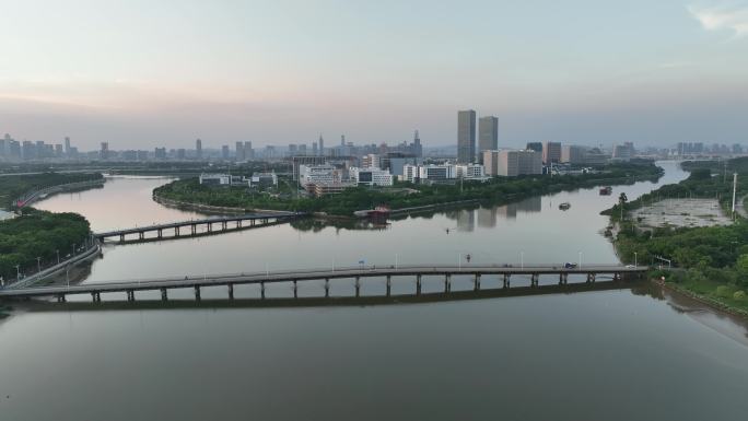 航拍晚霞广州生物岛旁的江面桥梁