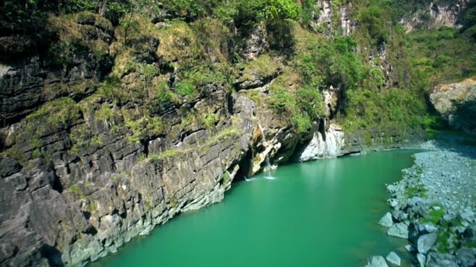 彭水县郁江峡谷盐泉飞水井