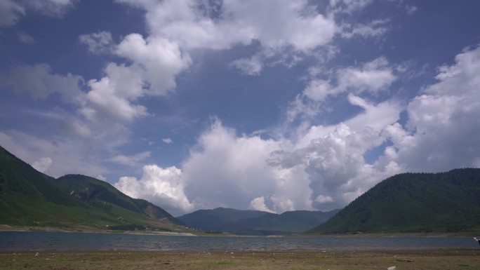 凉山洲冕宁县冶勒湖夏天云海云浪延时摄影