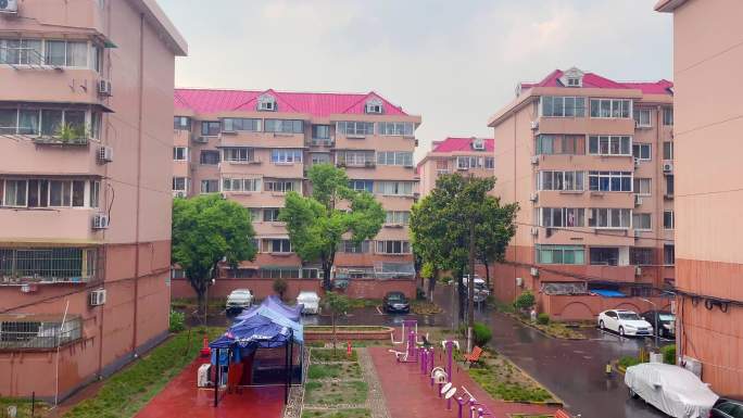 下暴雨 下雨天 雨中行人 车雨水 意境