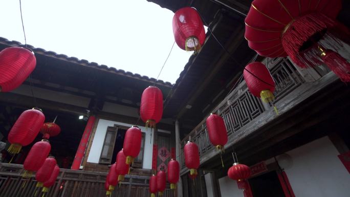 过年小雨中的挂满红灯笼的福清东关寨