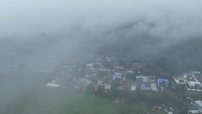 云雾缭绕的小乡村航拍素材