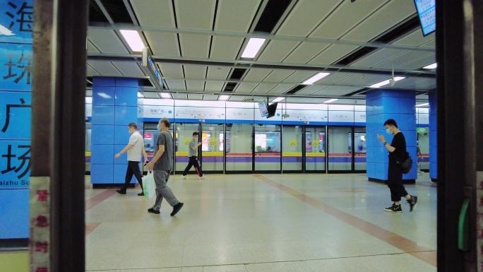 广州出行乘坐地铁到站车门开合车厢日常实拍