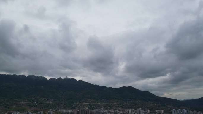 重庆高温结束，北碚缙云山上空乌云密布。