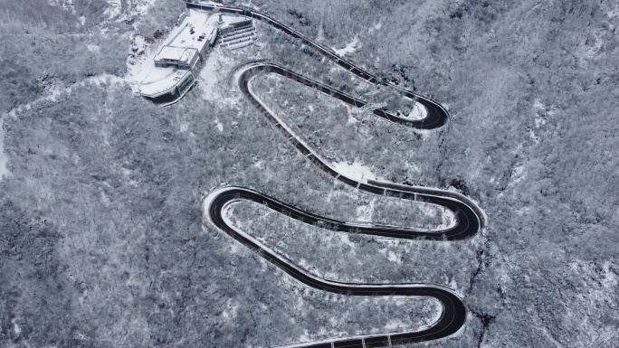 盘山公路雪景