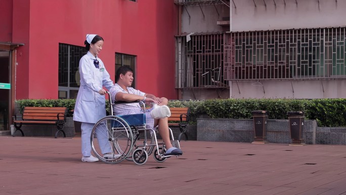 医患情怀-轮椅扶病人梳头盖被