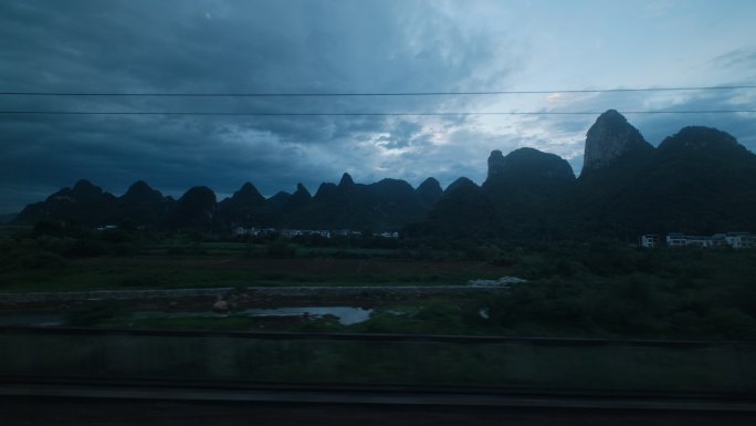 晚上夜晚夜幕赶路动车高铁火车窗外风景