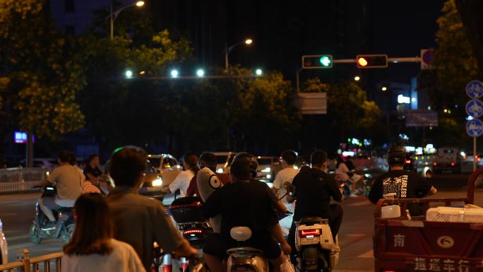 城市夜晚车流道路夜景人来人往奔波的人