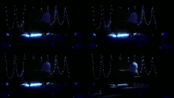 白衣男子男生弹钢琴给女生制造惊喜